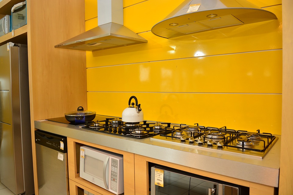 Žlutá barva v kuchyni. Moderna i klasika