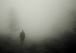 Jak musí vypadat chodec, který se pohybuje mimo obec za snížené viditelnosti?