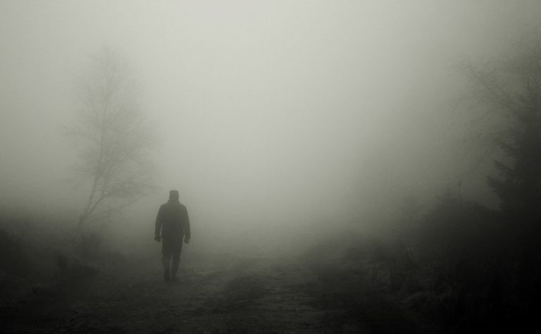 Jak musí vypadat chodec, který se pohybuje mimo obec za snížené viditelnosti?