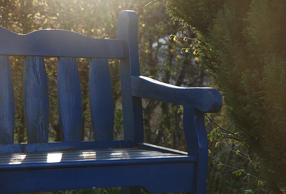 Proč si vybrat dřevěnou zahradní lavici?