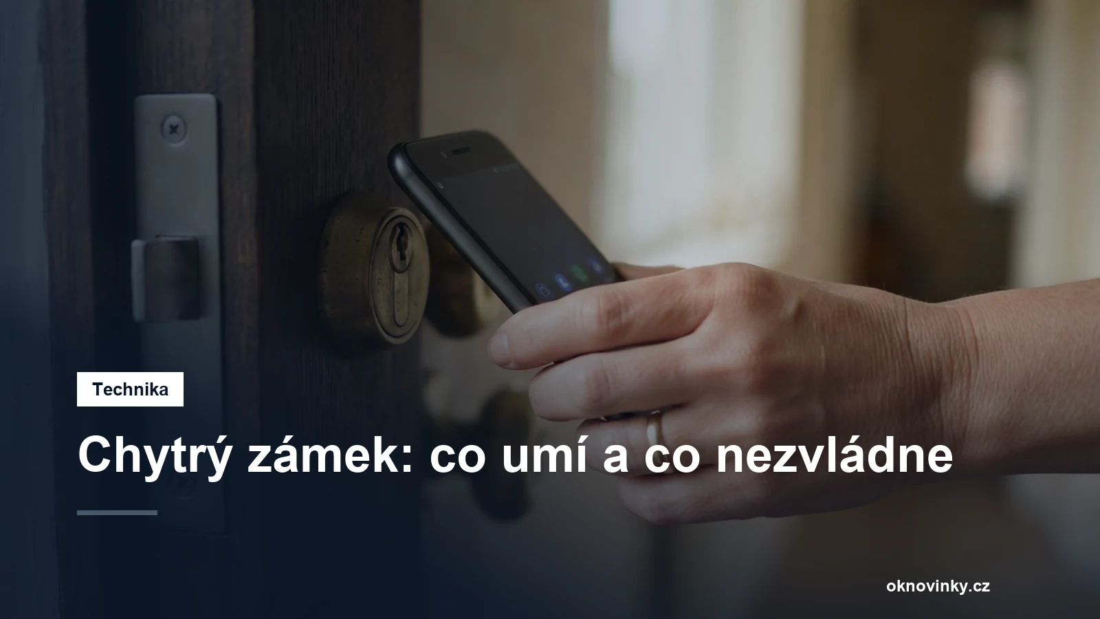 Ruka odemykající dveře telefonem
