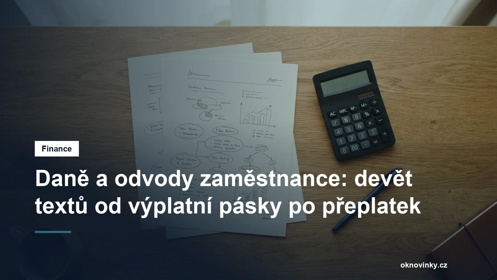 Pracovní stůl s dokumenty a kalkulačkou