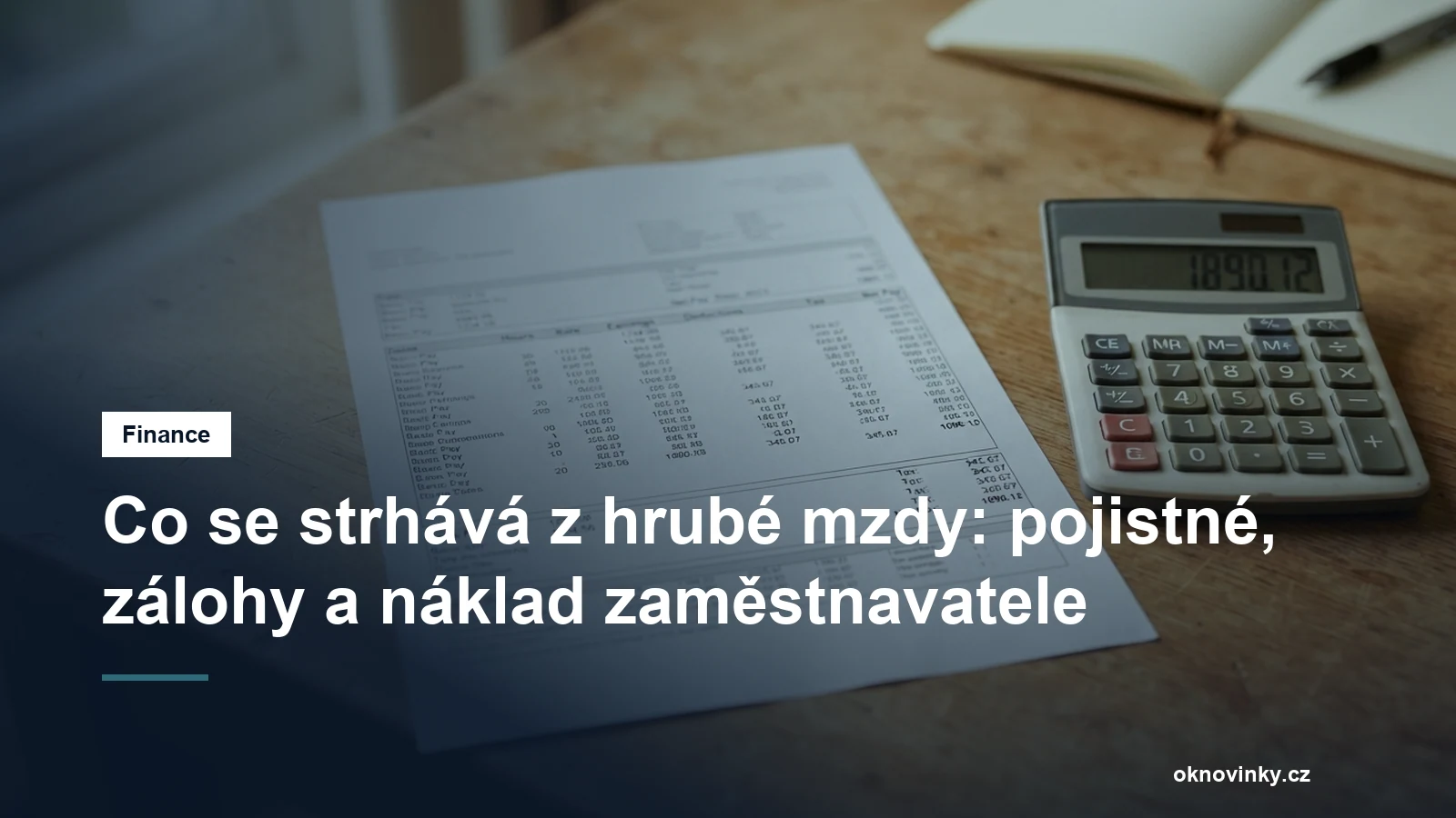 Výplatní páska a kalkulačka na stole