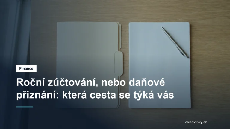 Formuláře a šanon na kancelářském stole
